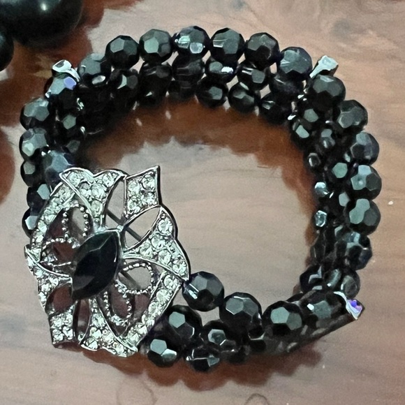 Jewelry Lot for a Fashionista. Necklaces, Bangles, and bracelets. - Picture 3 of 11